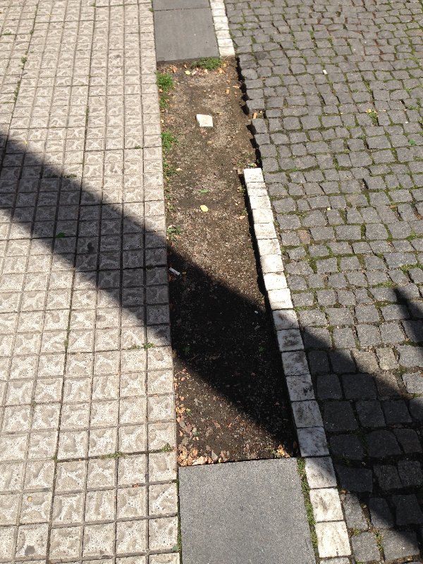 Chybějící dláždění na Vinohradské třídě