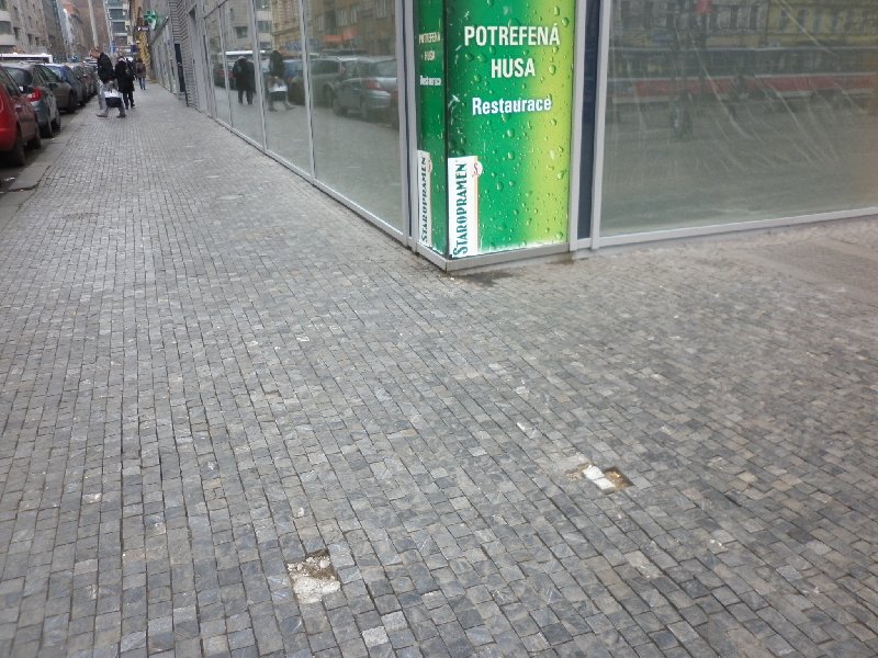 Rozbitý chodník v ulici Nádražní(Praha 5)-pěší zóna 