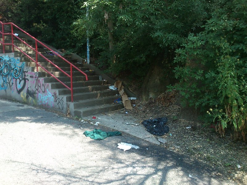 Nepořádek a shozená popelnice ze schodů