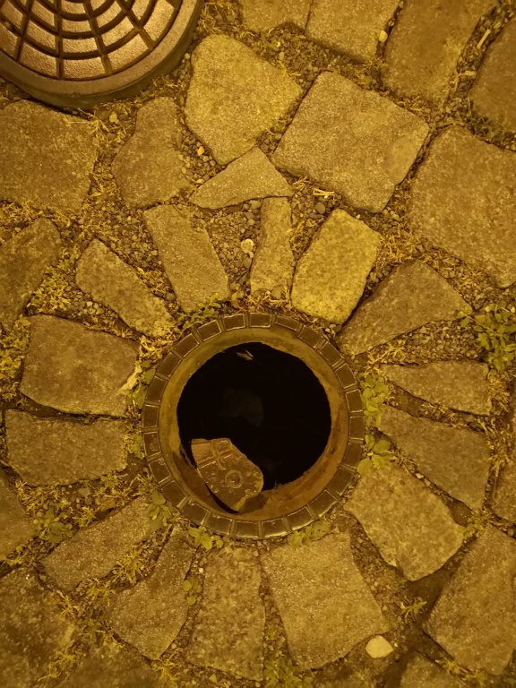 Rozpadlý poklop kanálu na křižovatce Varšavské a Záhřebské