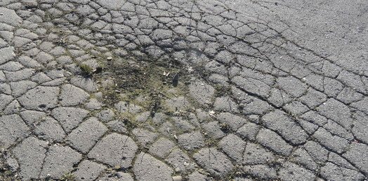 Popraskaný asfalt na oblíbené kolečkářské trase