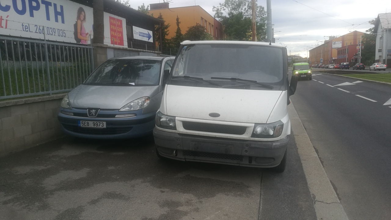 Auta parkující na chodníku