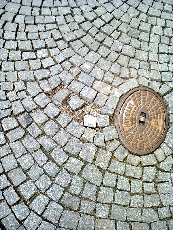 Uvolněná dlažba v ulici Slezská, Praha 2