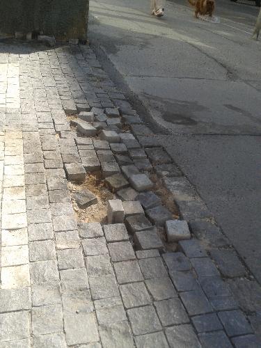 Vysypaná dlažba na nároží Schnirchovy a Šternberkovy