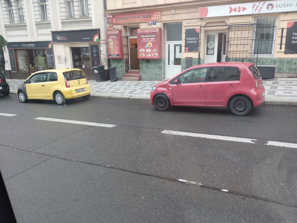 Auta parkují v pruhu pro autobus