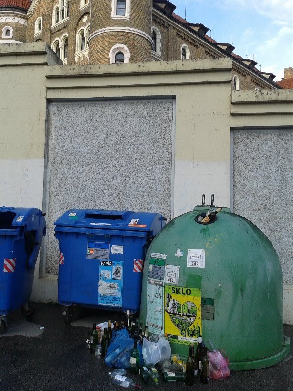 Přeplněné kontejnery 