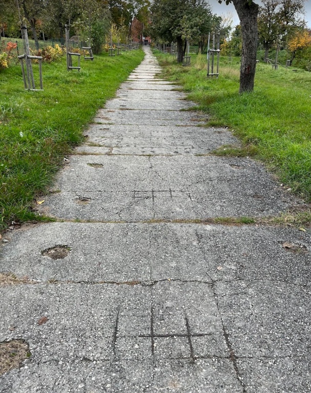 Nebezpečný povrch mezi Šáreckou a Kadeřávkovskou