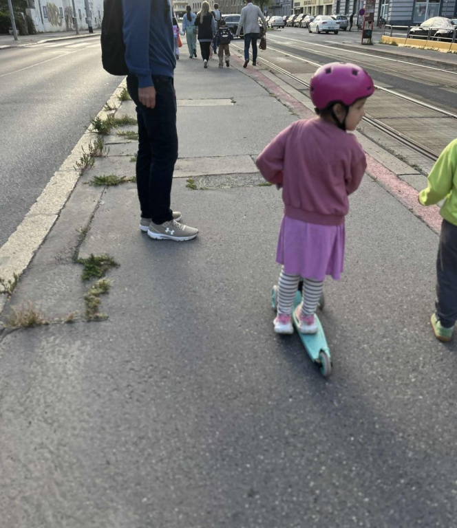 Žádné zábrany u tramvajového ostrůvku Špitálská (směr centrum)
