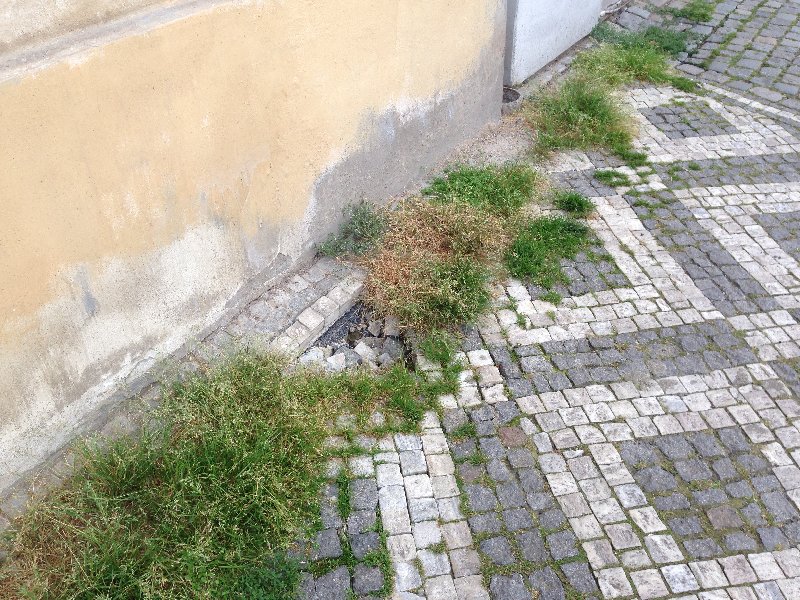 Propadající se chodník na Husinecké 