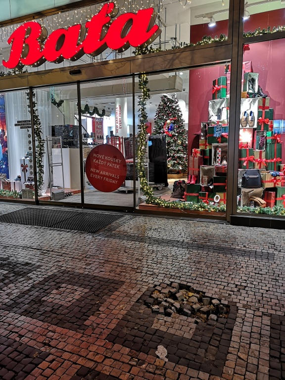 Drolící se dlažba na chodníku na Václavském nám. (Praha 1)