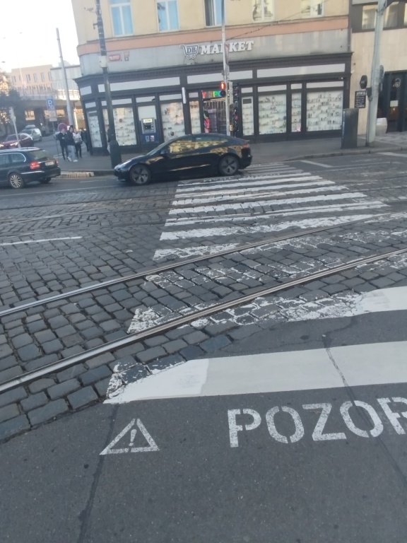 propadlé kočičí hlavy na přechodu