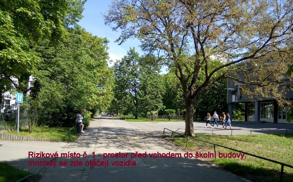 Otáčení a průjezd vozidel těsně před vchodem do ZŠ Filosofská