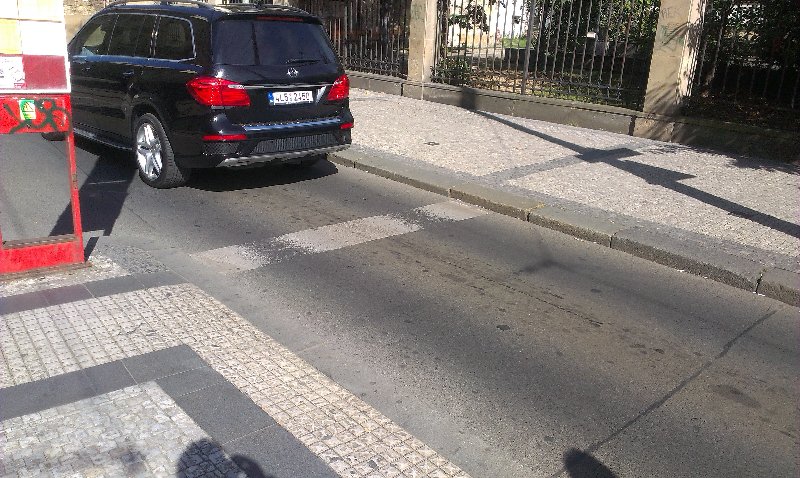 Chybí přechod na zastávku tramvaje Albertov