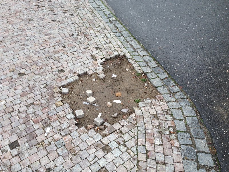 Vysypaná dlažba na Nám. Jiřího z Poděbrad