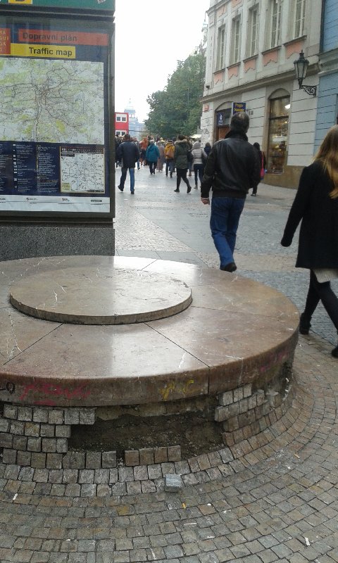 Vypadaná dlažba na Můstku
