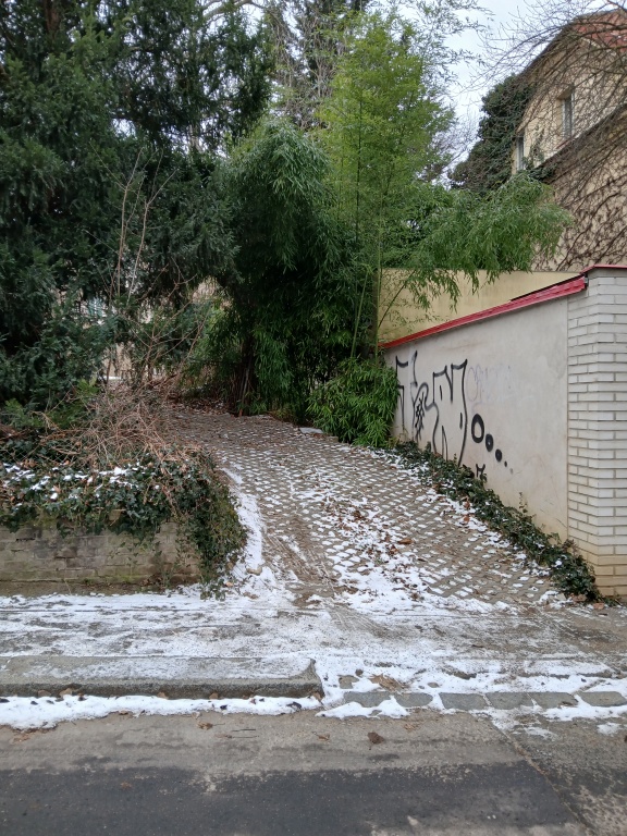 Neprůchozí komunikace u Buštěhradské ulice