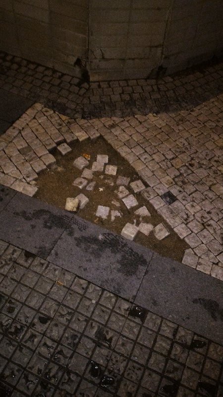 Velký výtluk na rohu Francouzské a Budečské