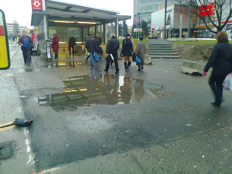 Louže před vstupem do metra Pankrác