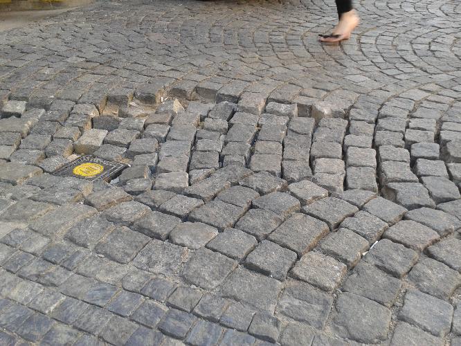 Rozbitá dlažba v Masné ulici před Burzovním palácem