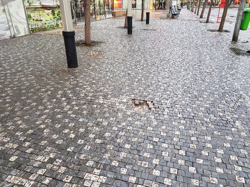 Vypadané kostky v ulici Stroupežnického