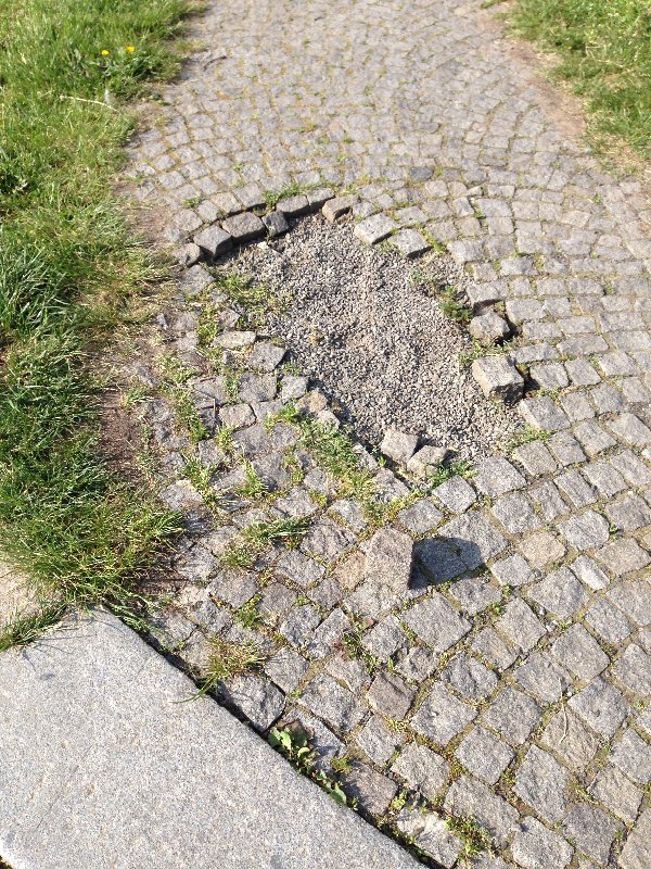 Vykotlaná dlažba v Dubečské