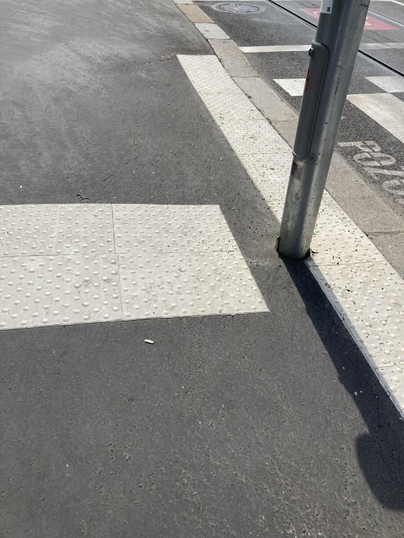 Strepy na chodniku