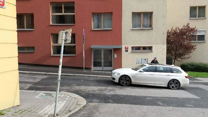 Chybějící přechody pro chodce v Petrohradské a Rostovské v P10