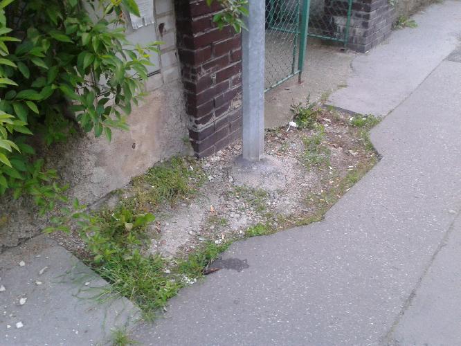 Díra po instalaci kandelábru
