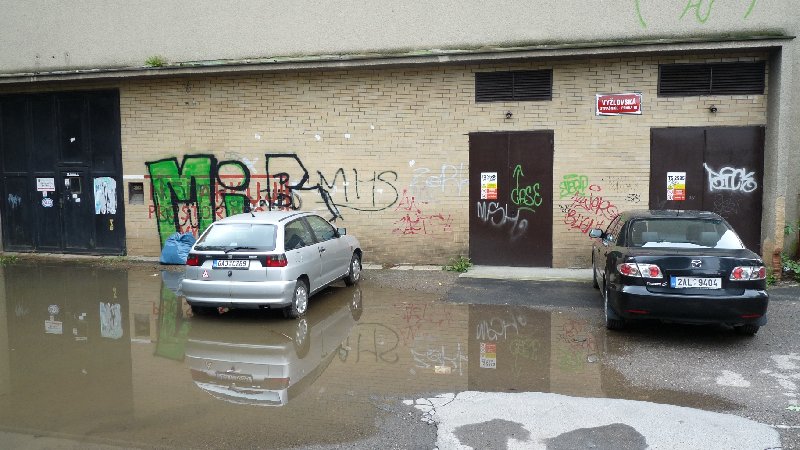 Louže na parkovišti