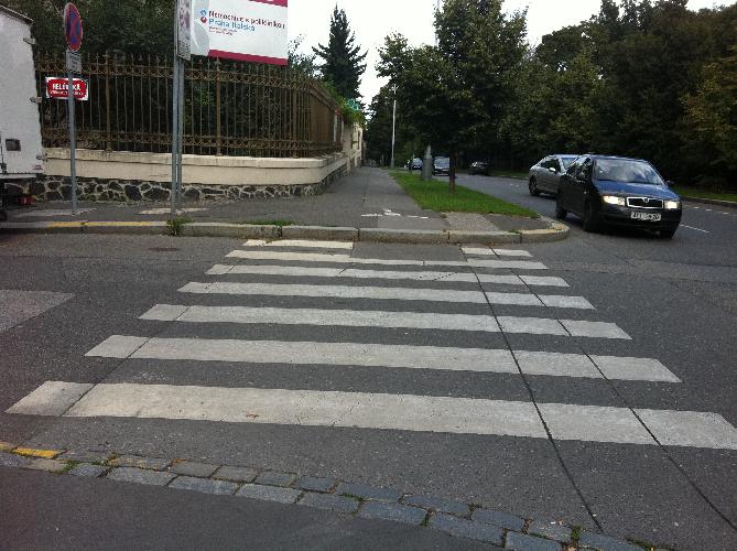 Chodník v ulici Helénská
