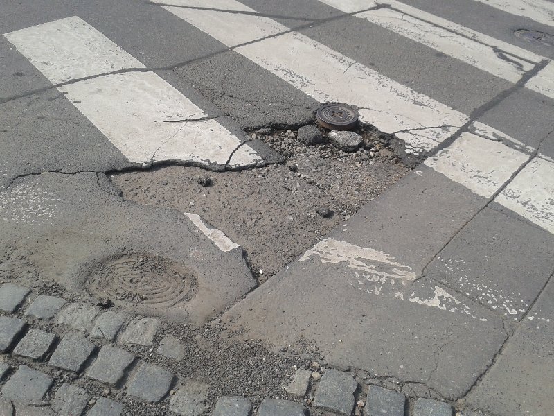 Poškozený přechod pro chodce přes ulici V Předpolí