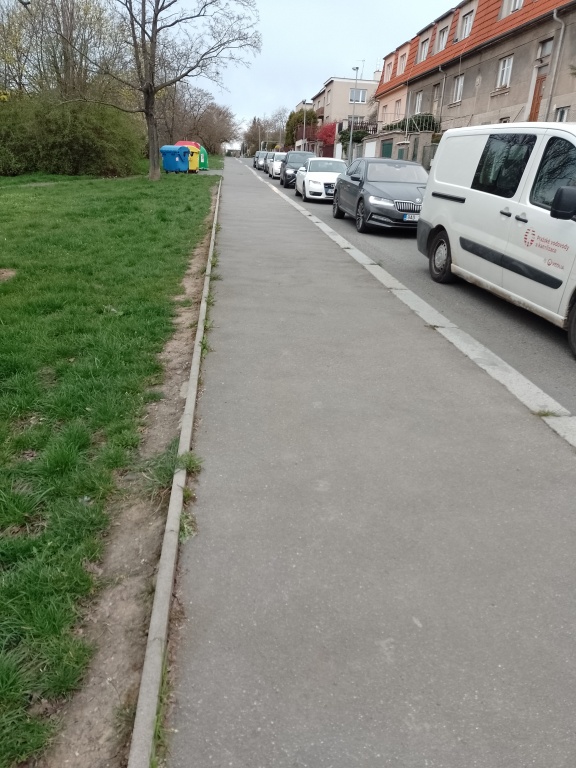 Semafor pro větší bezpečnost chodců přes ulici Karlštejnská 